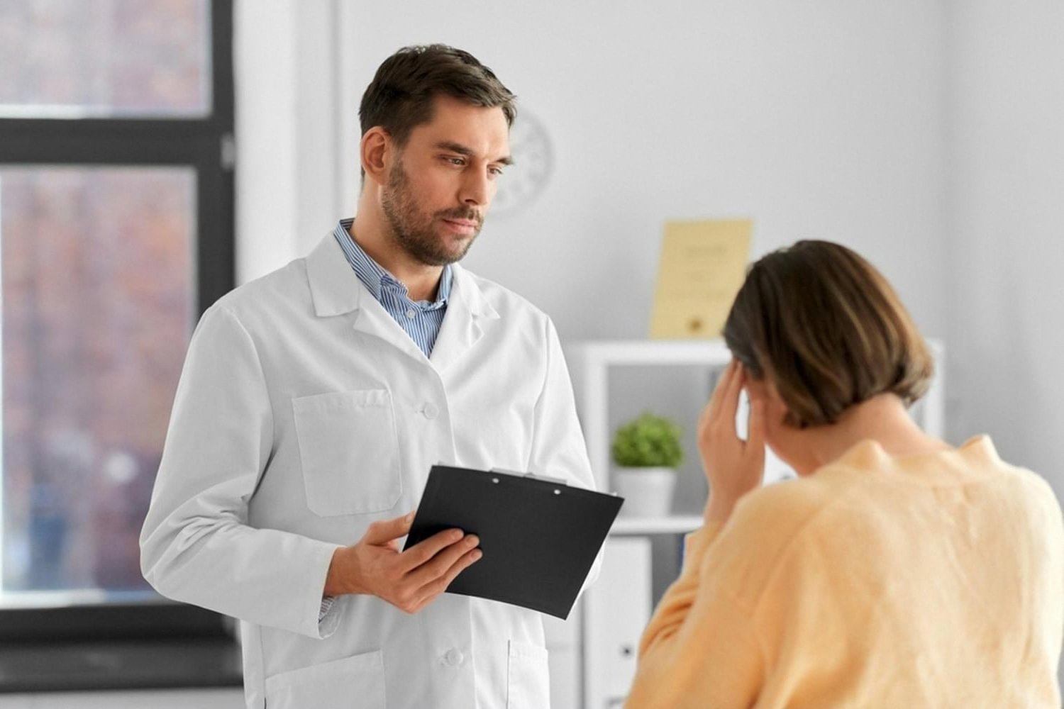 Doctor discussing colorectal symptoms with a patient in a UAE clinic