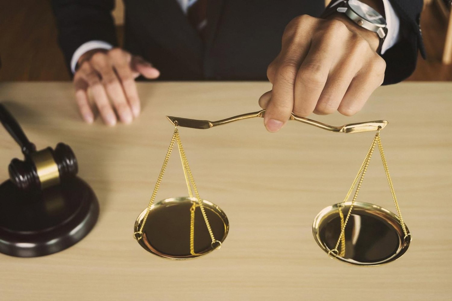 Employer or Employee: Who Pays Legal Costs in a UAE Employment Dispute?
